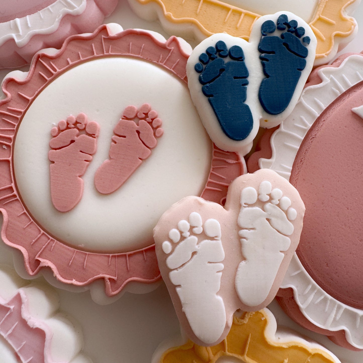 Cutout Round Frilled Edge Cookie Stamp & Cutter
