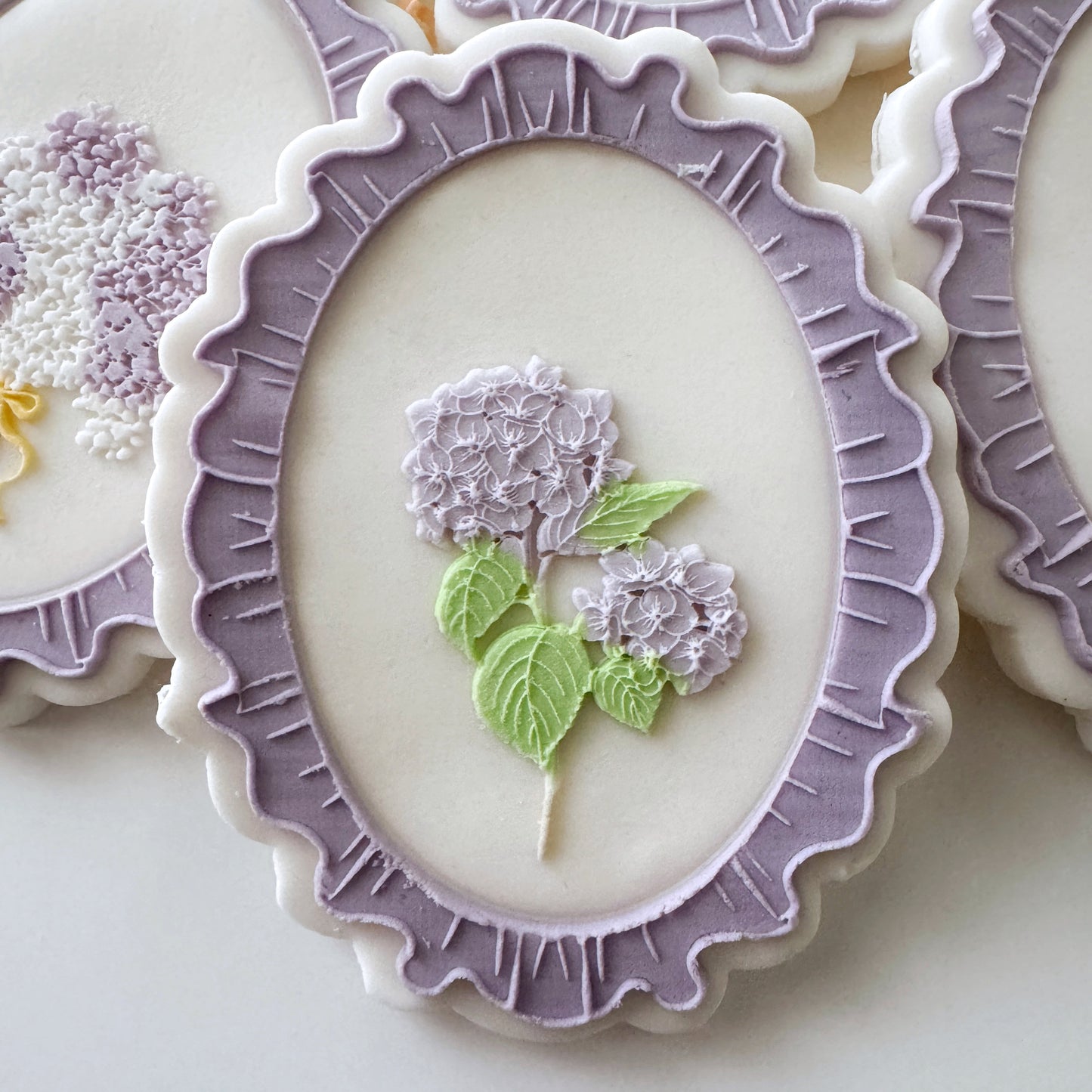 Cutout Oval Frilled Edge Cookie Stamp & Cutter