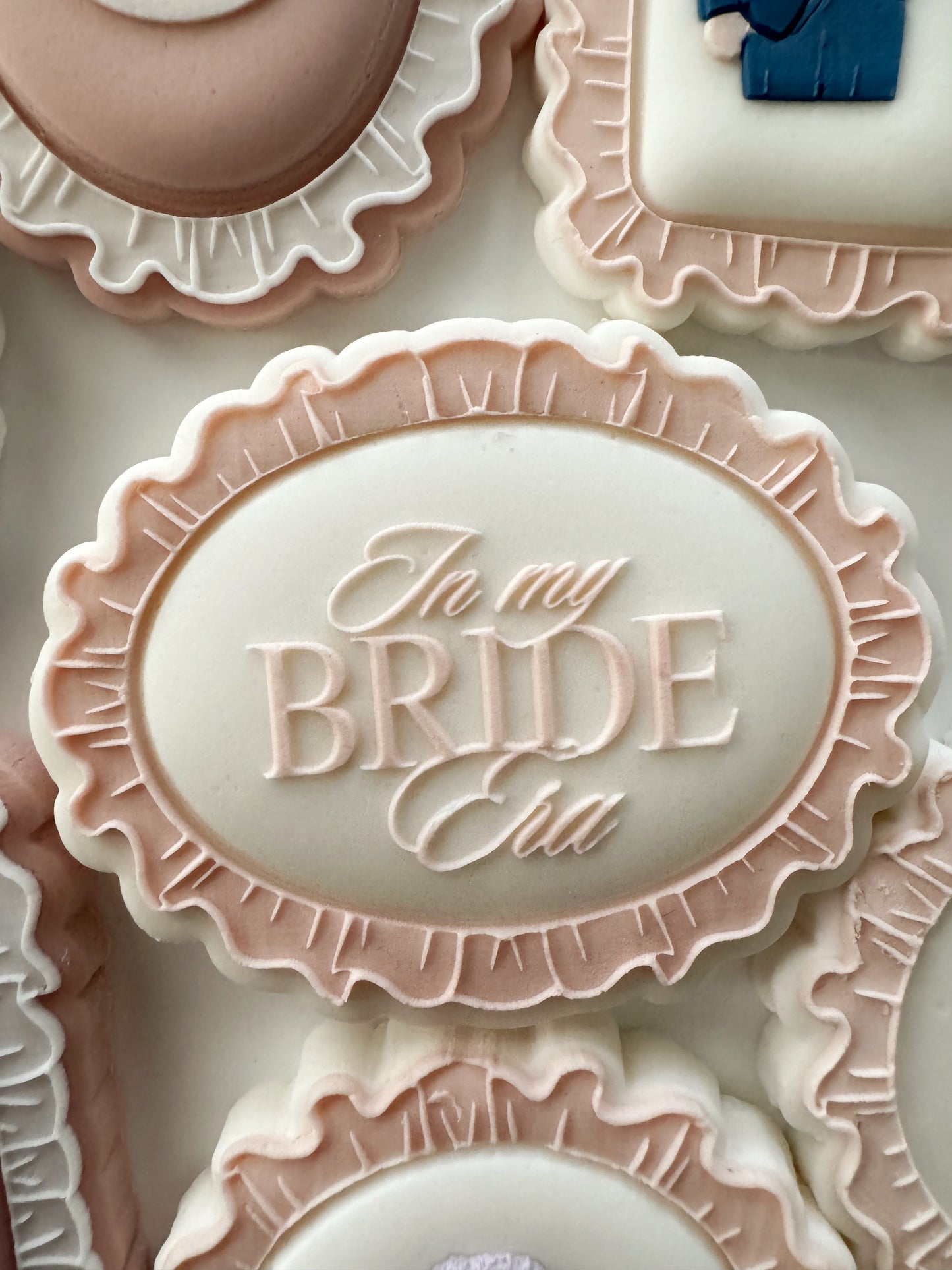 Cutout Oval Frilled Edge Cookie Stamp & Cutter