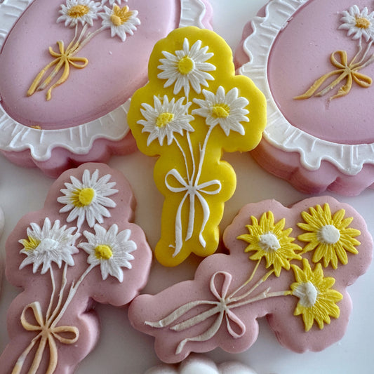 Mini Daisy Bunch Cookie Stamp & Cutter