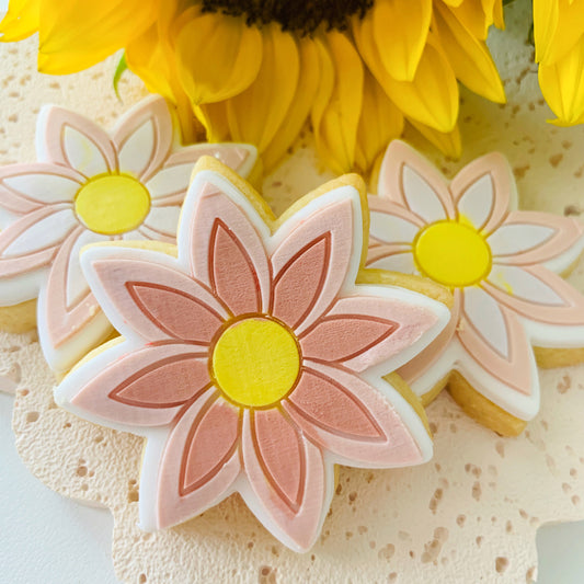7cm Retro Flower Cookie Stamp & Cutter