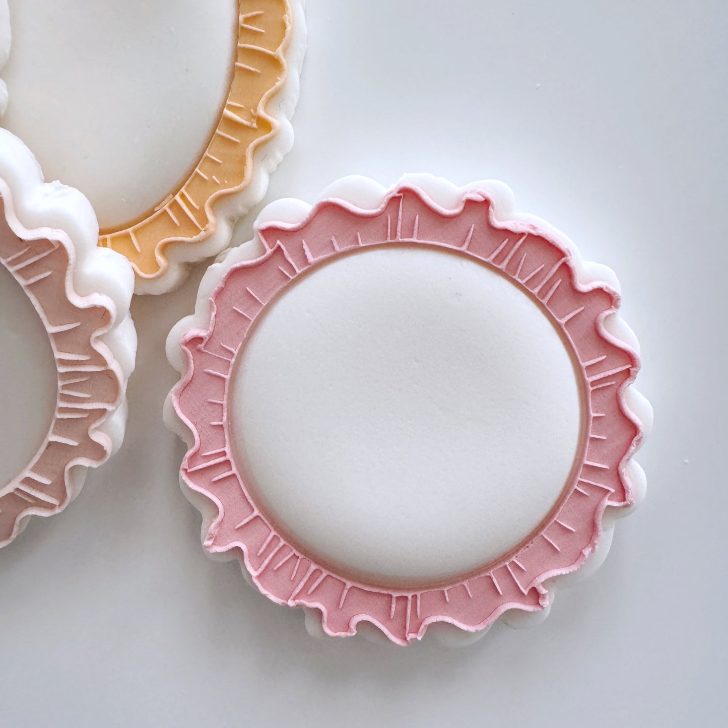 Cutout Round Frilled Edge Cookie Stamp & Cutter