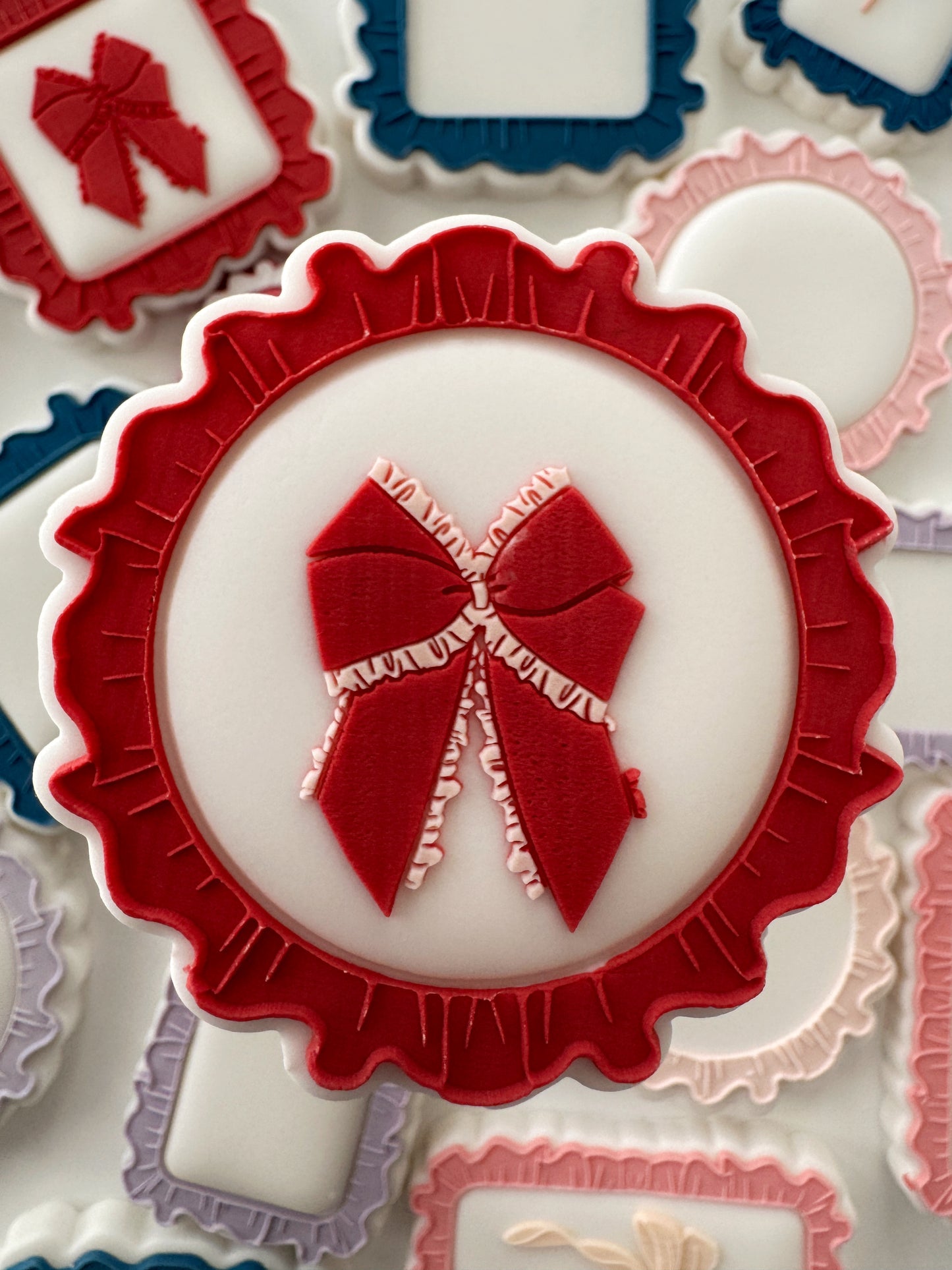 Cutout Round Frilled Edge Cookie Stamp & Cutter