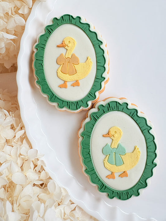 Cutout Oval Frilled Edge Cookie Stamp & Cutter