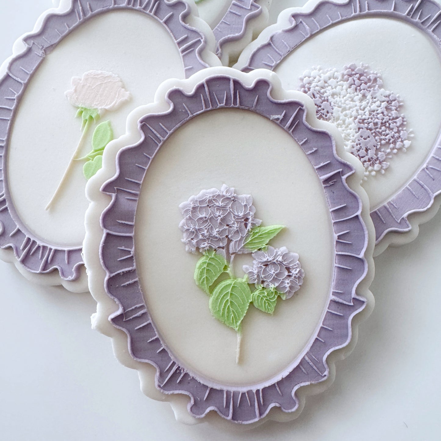 Cutout Oval Frilled Edge Cookie Stamp & Cutter