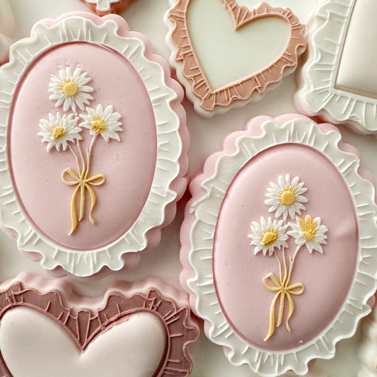 Cutout Oval Frilled Edge Cookie Stamp & Cutter