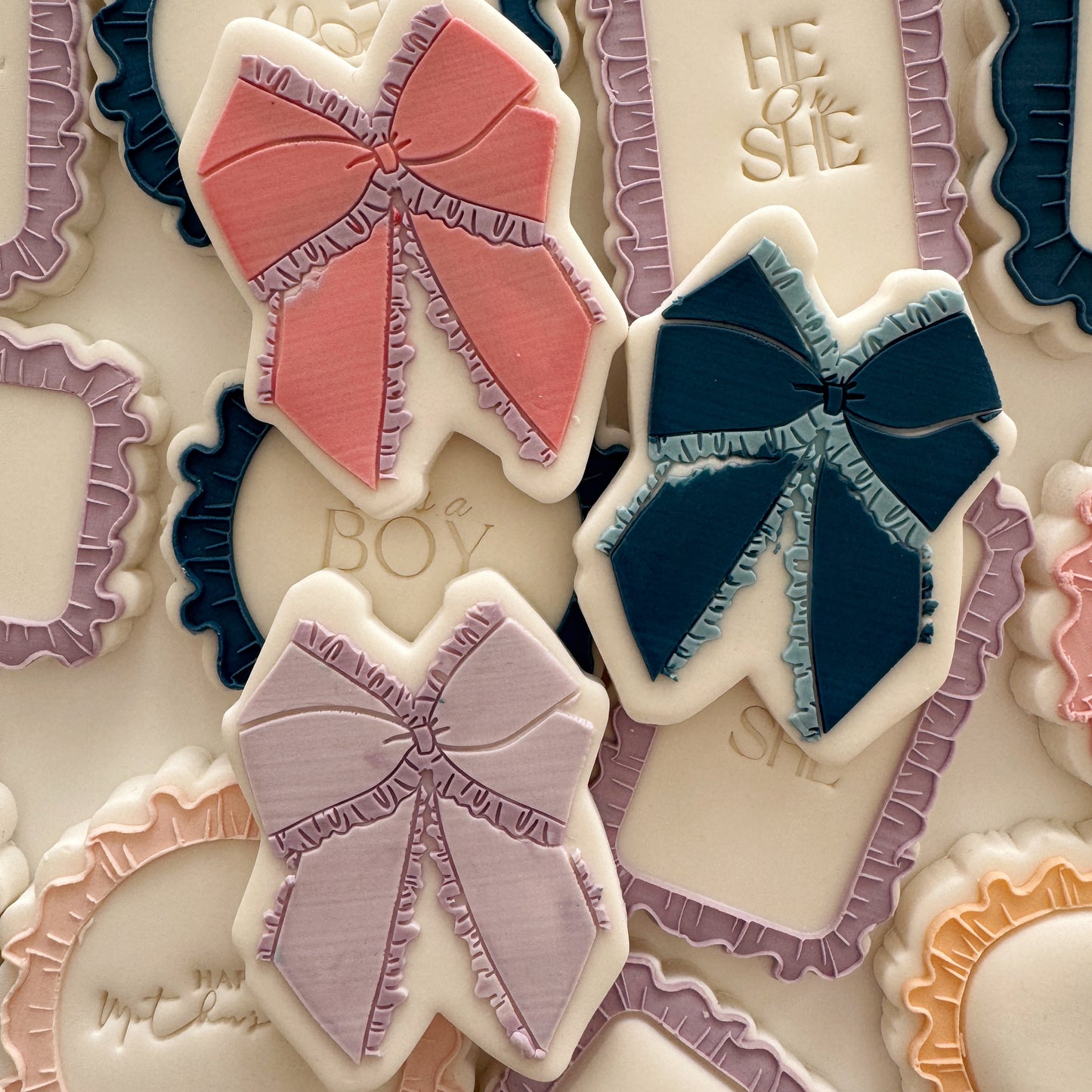 Frilled Bow Cookie Stamp & Cutter
