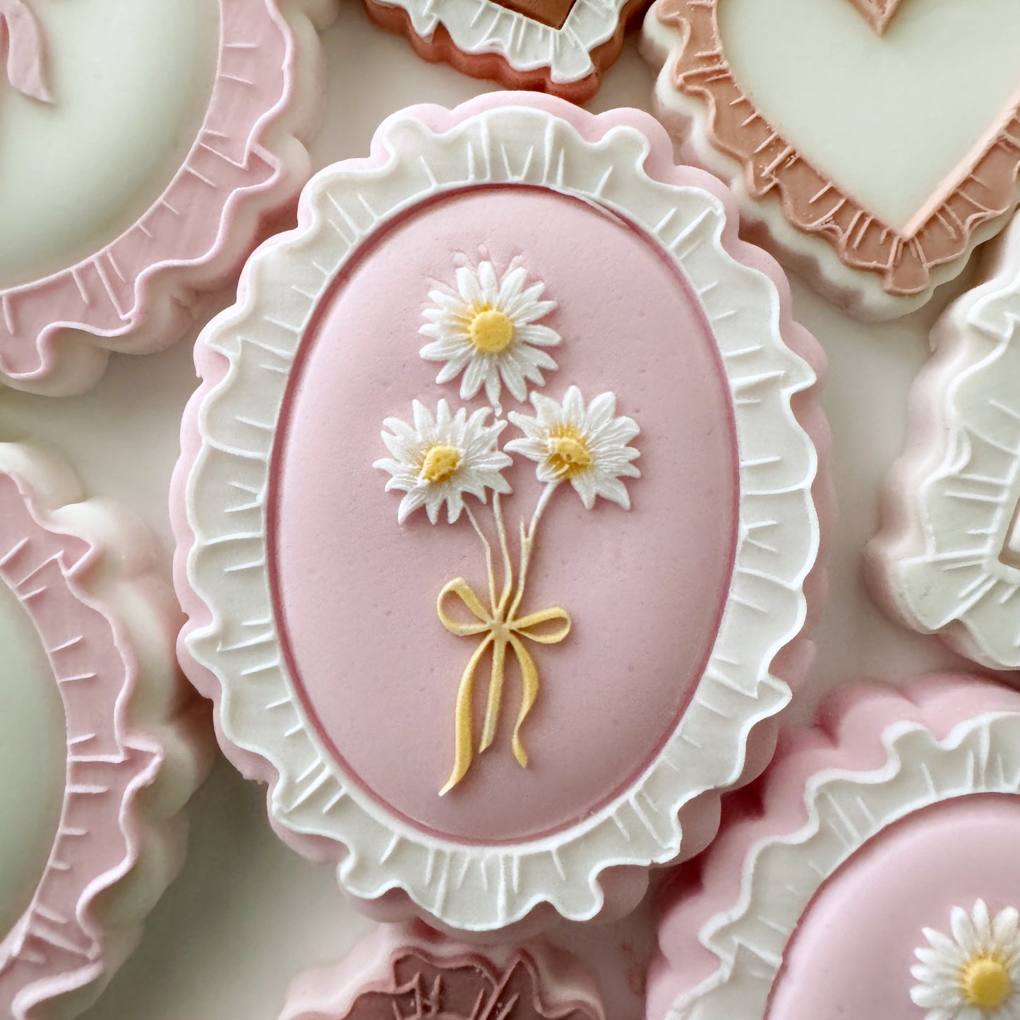 Cutout Oval Frilled Edge Cookie Stamp & Cutter
