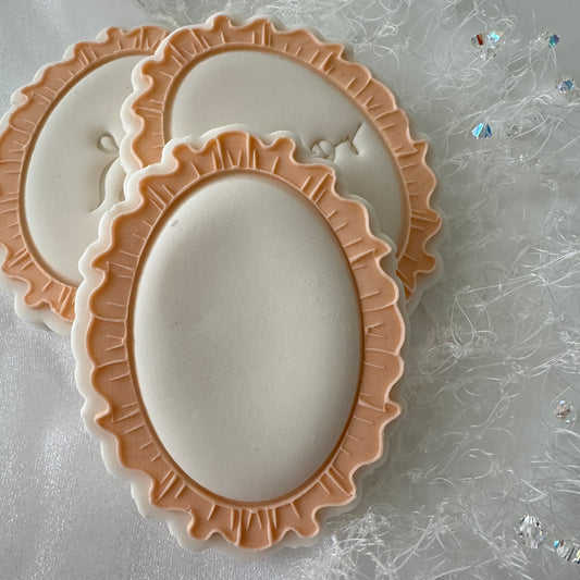 Cutout Oval Frilled Edge Cookie Stamp & Cutter