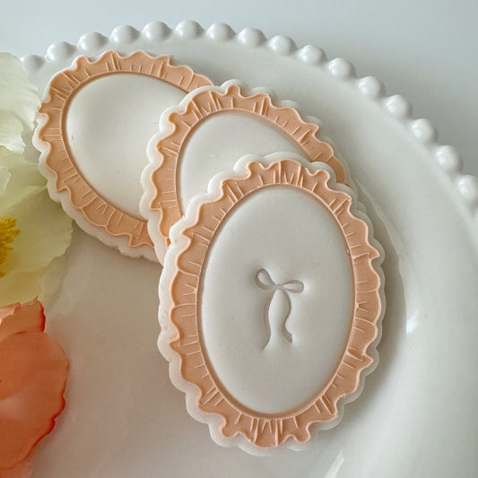 Cutout Oval Frilled Edge Cookie Stamp & Cutter