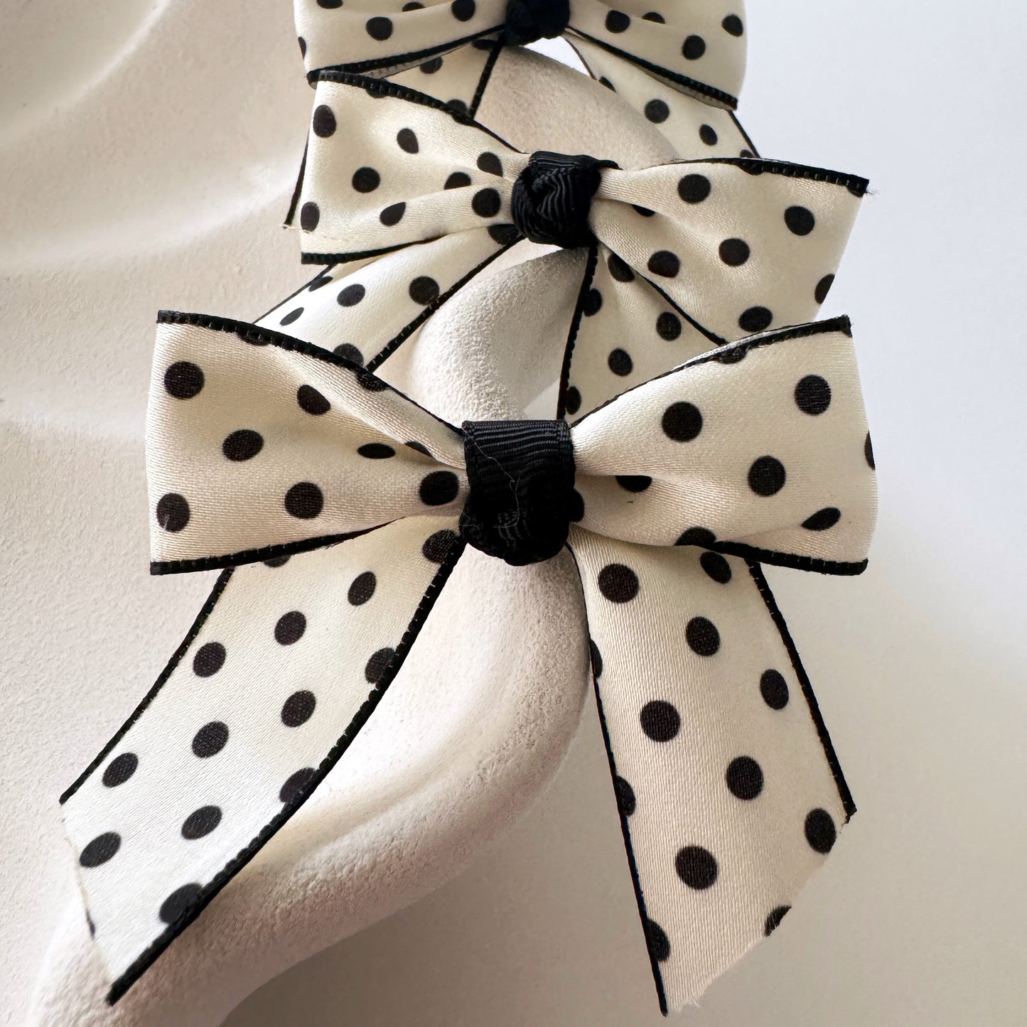 Black & White Satin Spot Pre tied bows (10pk)